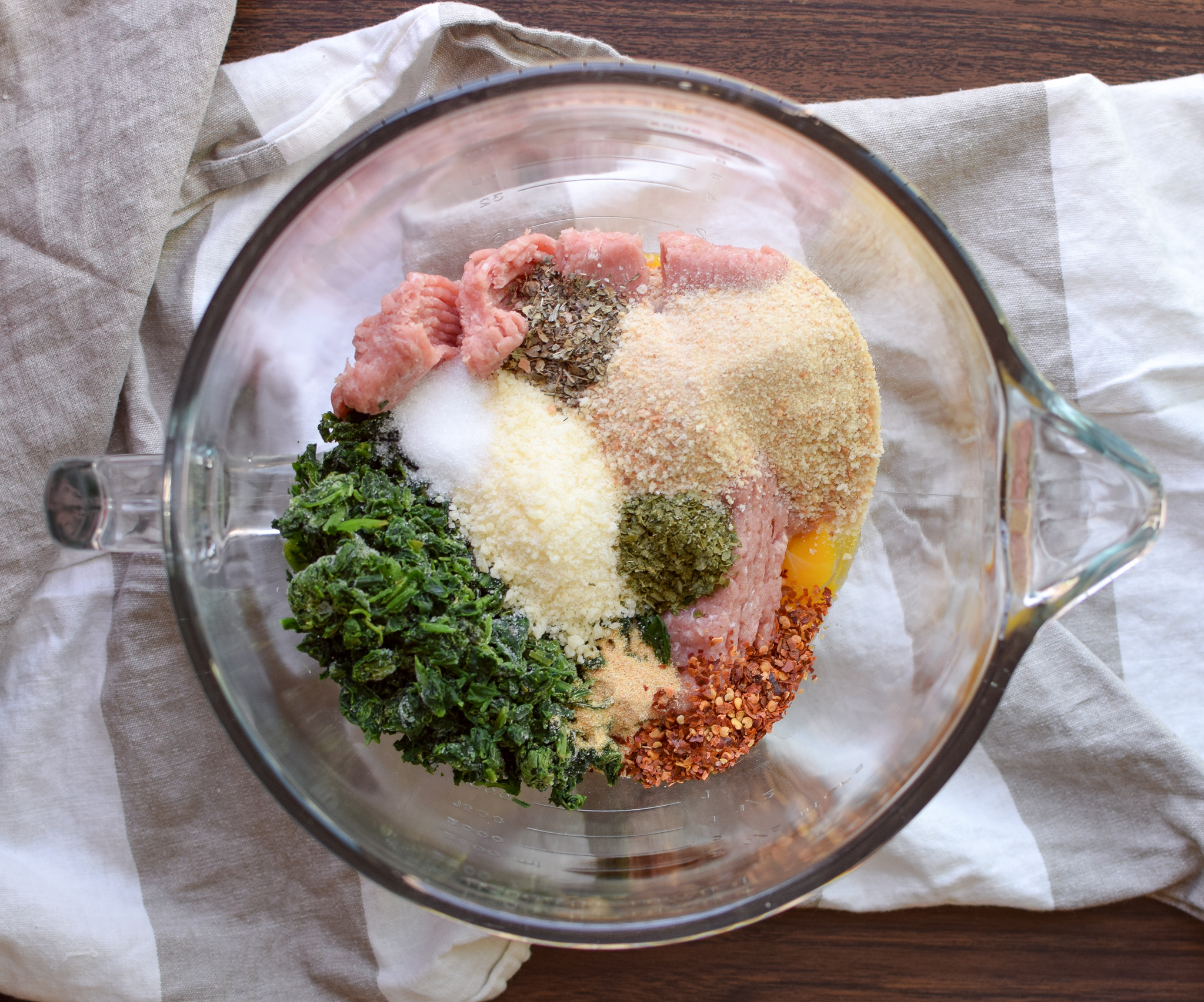 Spicy Baked Turkey Spinach Meatballs recipe - Ground turkey + spinach +all the right spices and a little heat make the best meatballs ever! - pmp.local