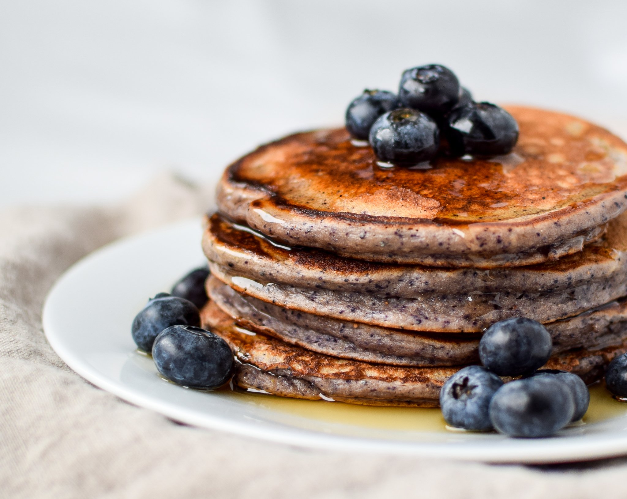 Lemon Poppy Seed Blueberry Protein Pancakes - Your favorite Lemon Blueberry muffin now in pancake form! Try meal prepping these delicious pancakes made with Kodiak Cakes! - pmp.local