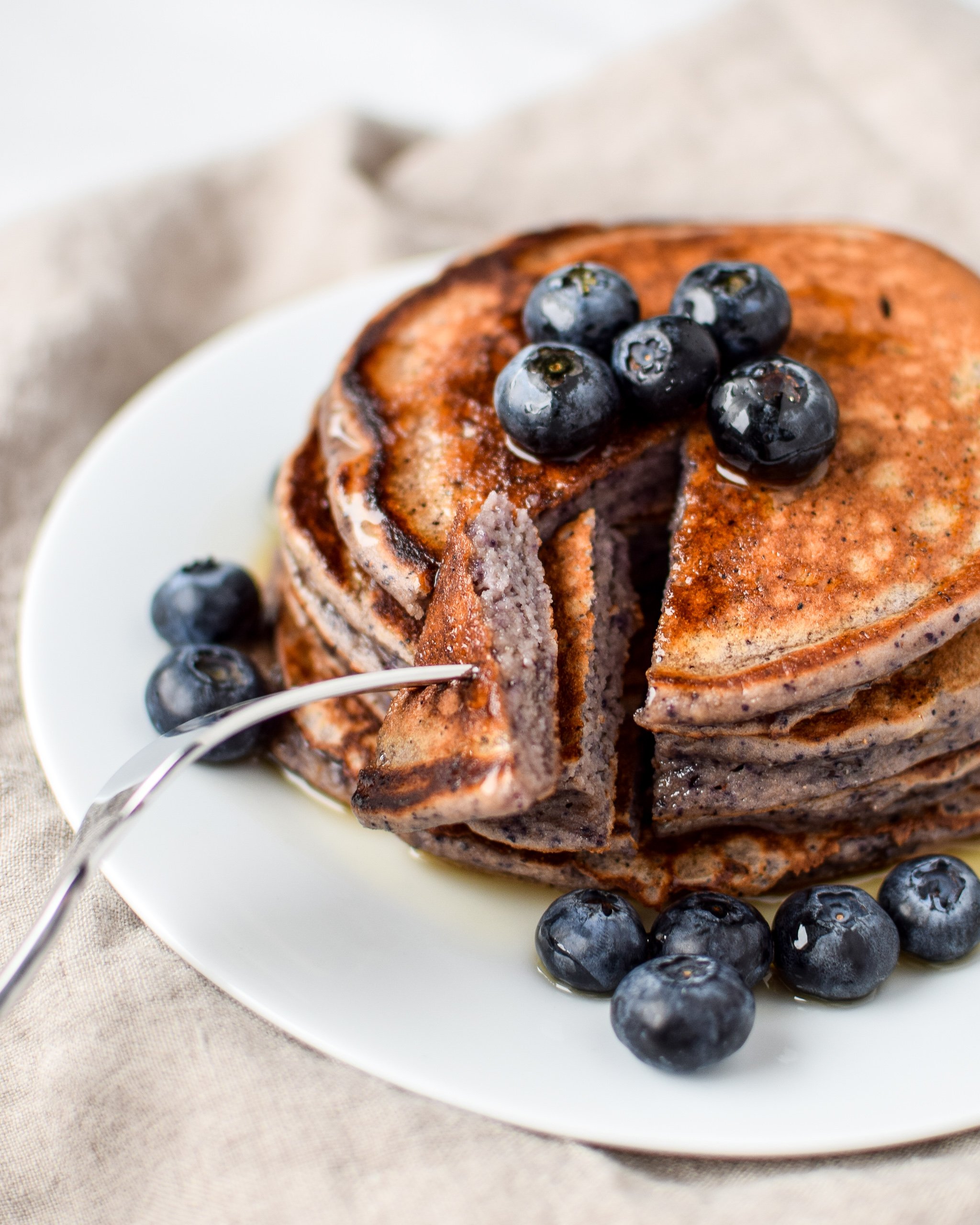 Lemon Poppy Seed Blueberry Protein Pancakes - Your favorite Lemon Blueberry muffin now in pancake form! Try meal prepping these delicious pancakes made with Kodiak Cakes! - pmp.local