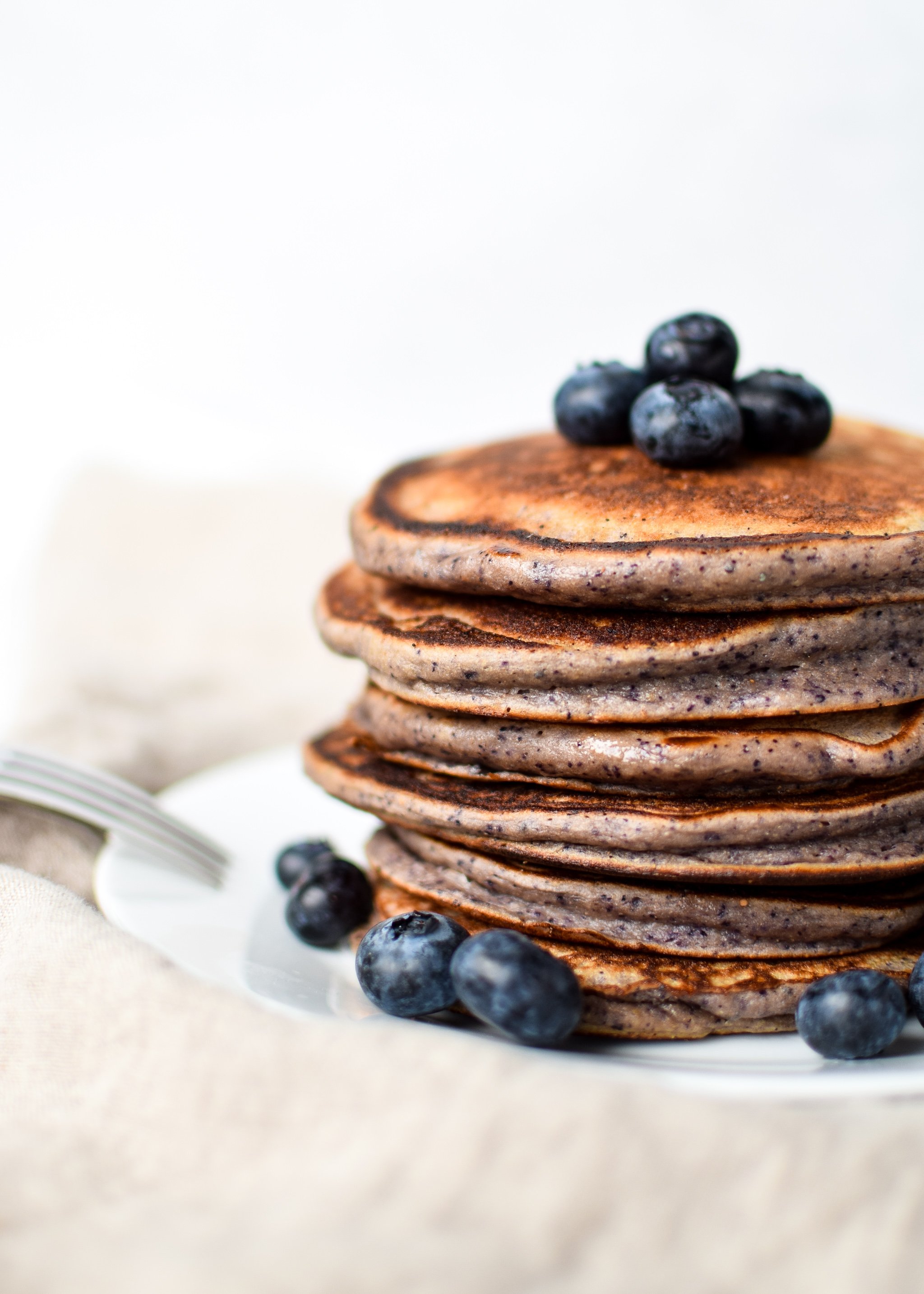 Lemon Poppy Seed Blueberry Protein Pancakes - Your favorite Lemon Blueberry muffin now in pancake form! Try meal prepping these delicious pancakes made with Kodiak Cakes! - pmp.local