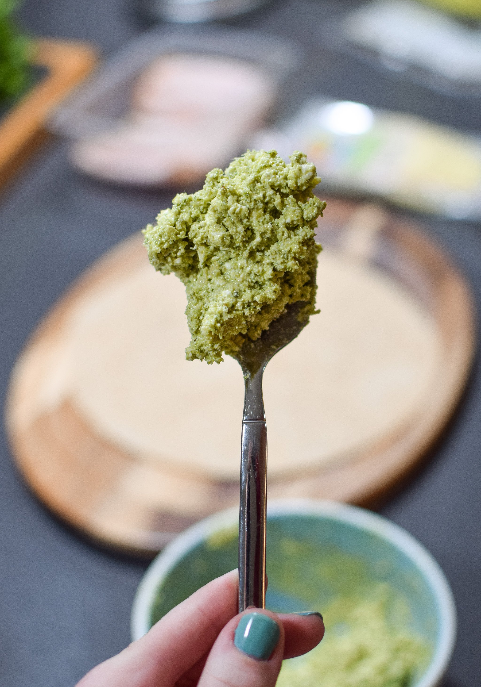 Turkey Pesto Tortilla Pinwheels - My favorite deli cold lunch in a homemade version PLUS pesto!! LOVE. - pmp.local