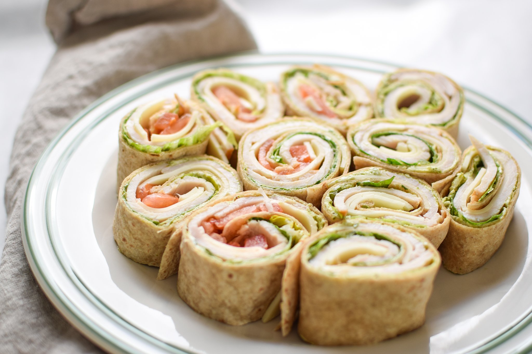 Turkey Pesto Tortilla Pinwheels - My favorite deli cold lunch in a homemade version PLUS pesto!! LOVE. - pmp.local