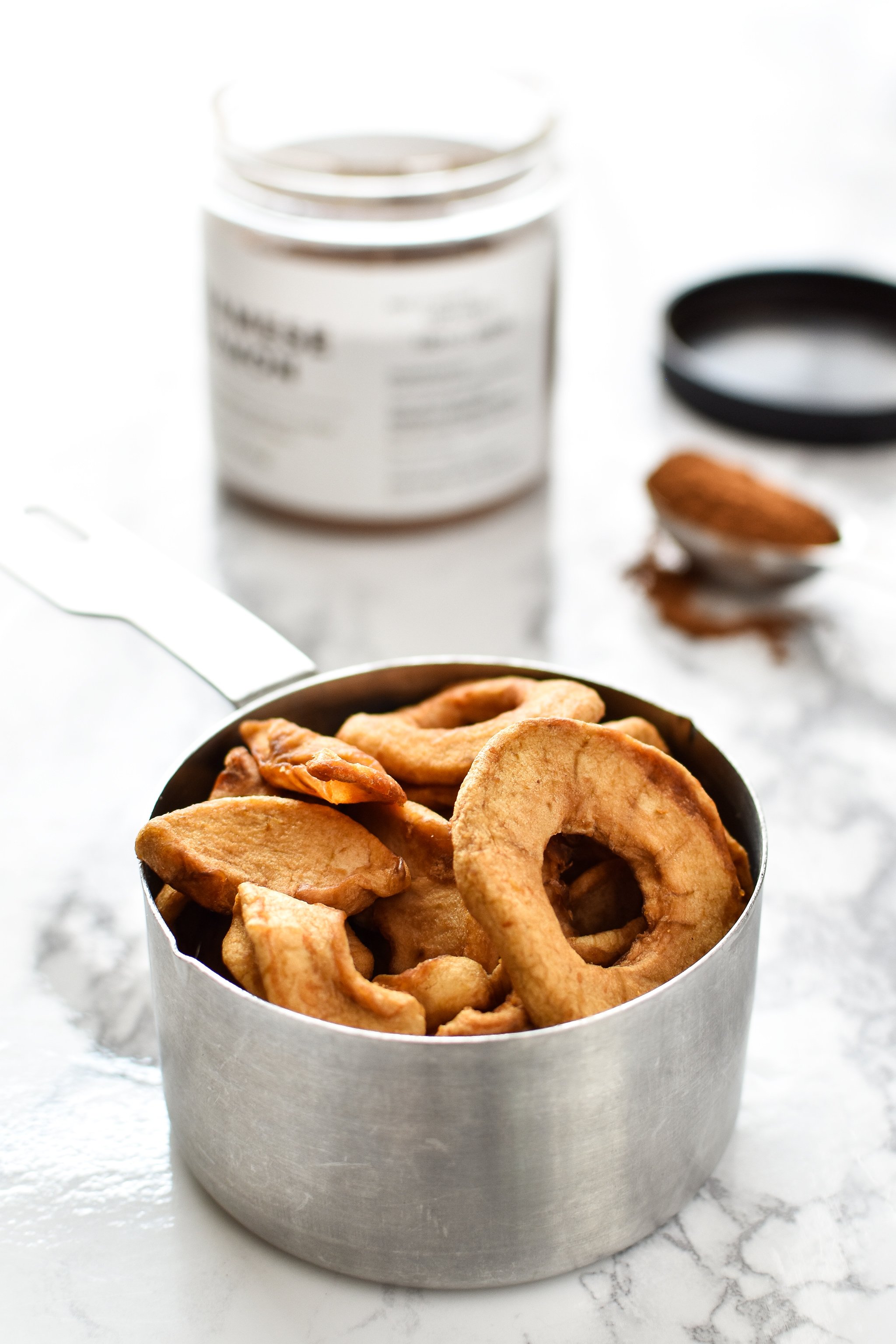 No-Bake Cinnamon Apple Date Bars - These No-Bake Cinnamon Apple Date Bars are naturally sweetened with dates and take just a few minutes to prepare - without heating up the oven! - pmp.local