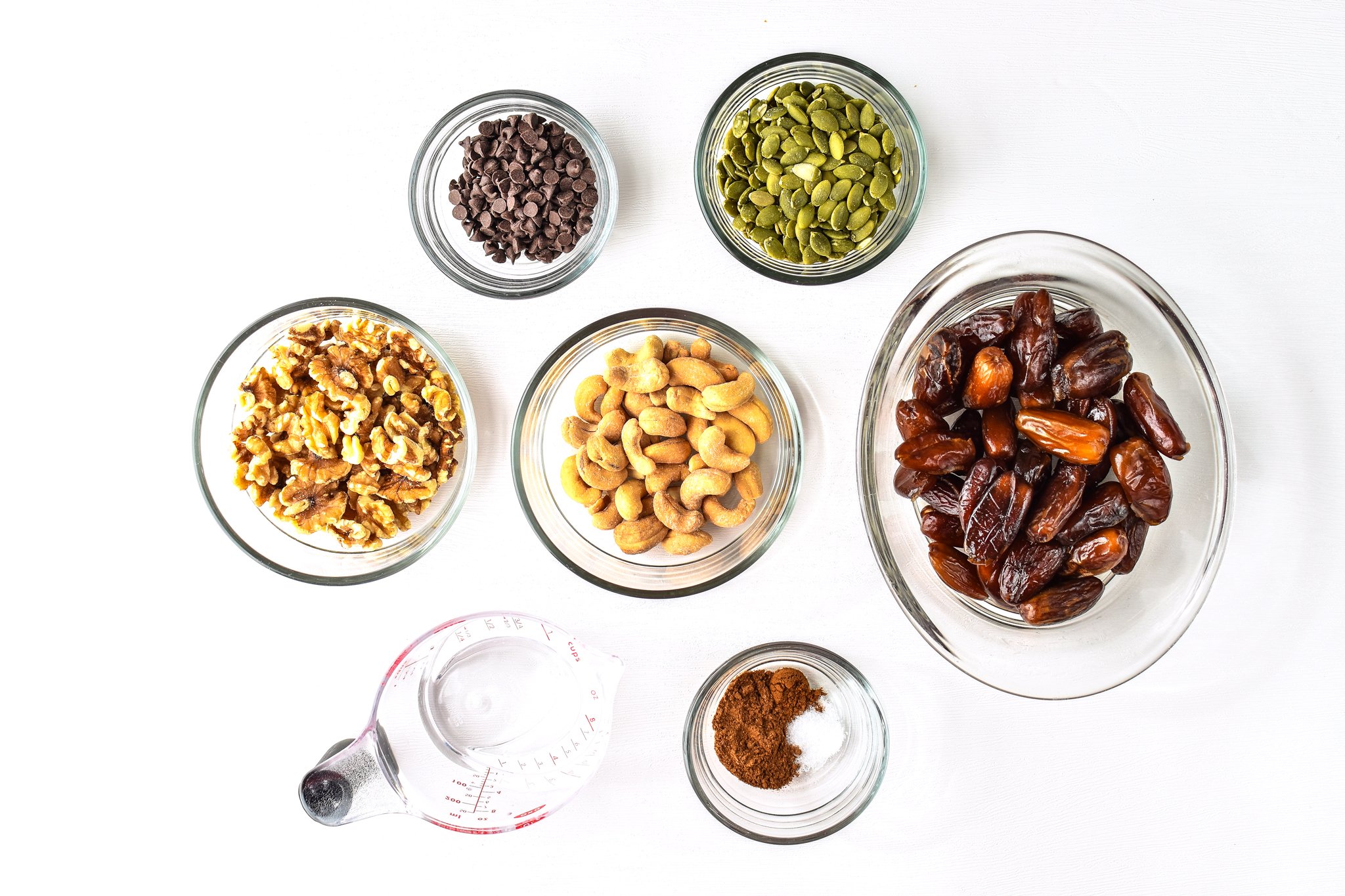 No-Bake Pumpkin Spice Date Nut Bars - Naturally sweetened with dates and full of pumpkin seeds! Homemade bars with that pumpkin spice life! - pmp.local