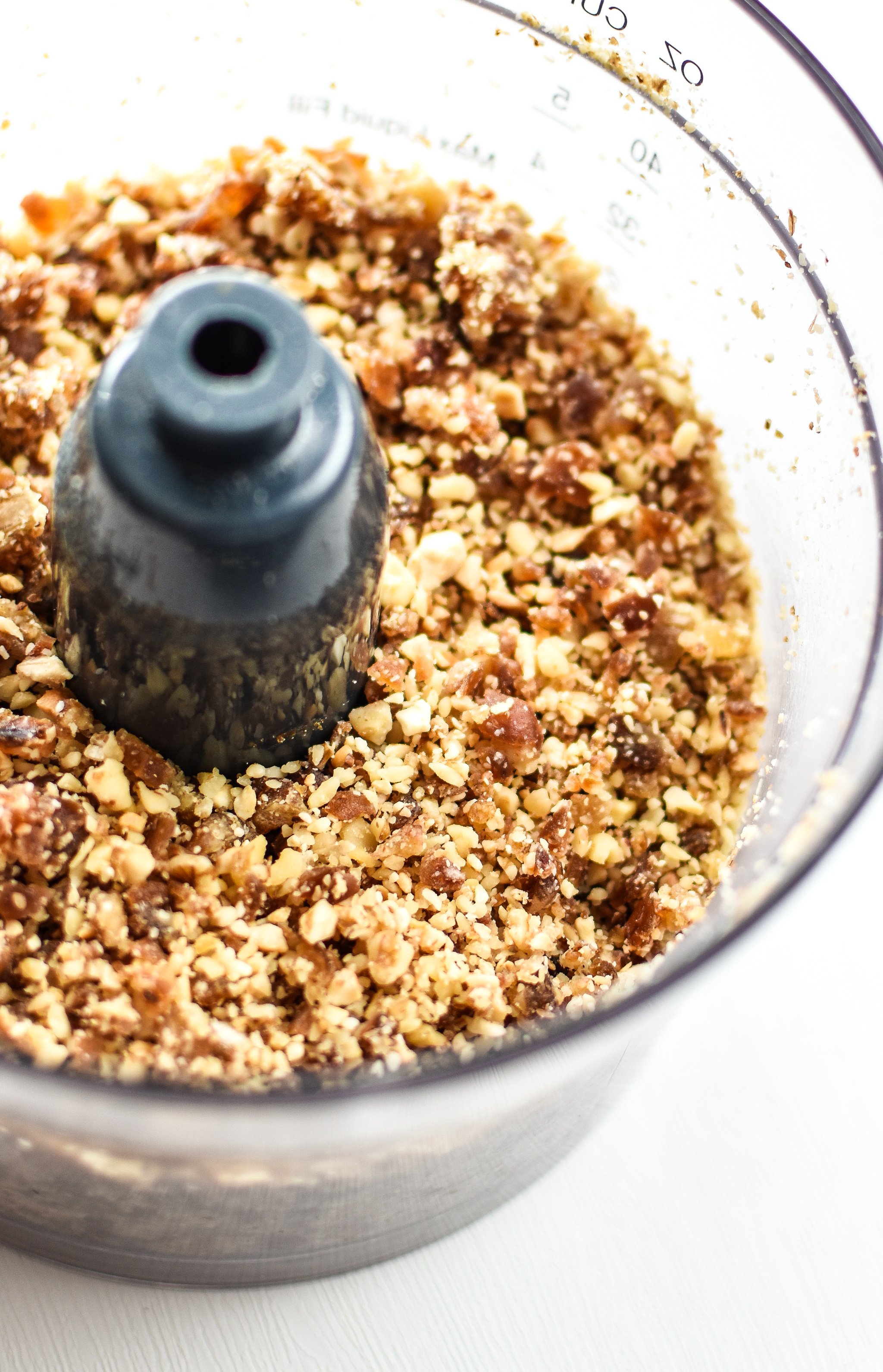 No-Bake Pumpkin Spice Date Nut Bars - Naturally sweetened with dates and full of pumpkin seeds! Homemade bars with that pumpkin spice life! - pmp.local