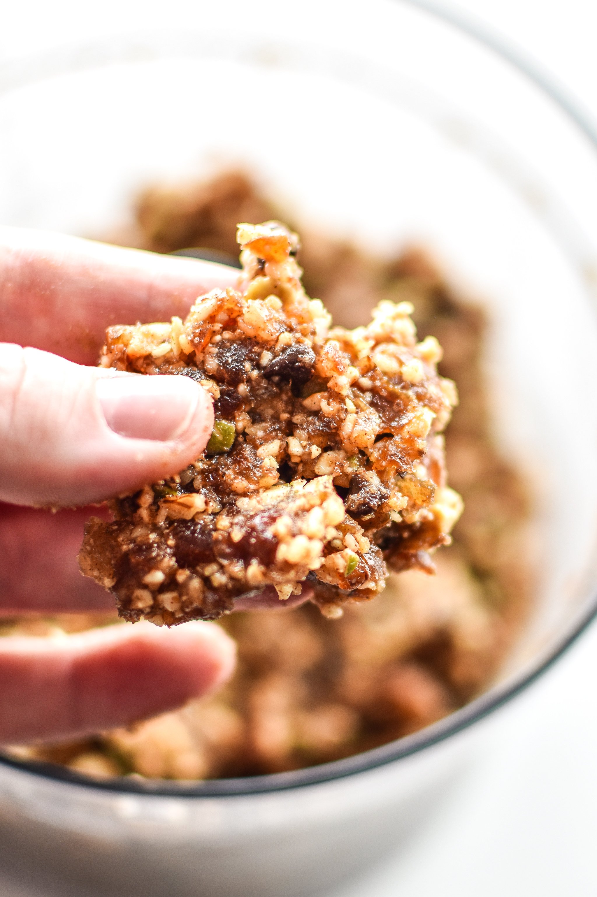 No-Bake Pumpkin Spice Date Nut Bars - Naturally sweetened with dates and full of pumpkin seeds! Homemade bars with that pumpkin spice life! - pmp.local