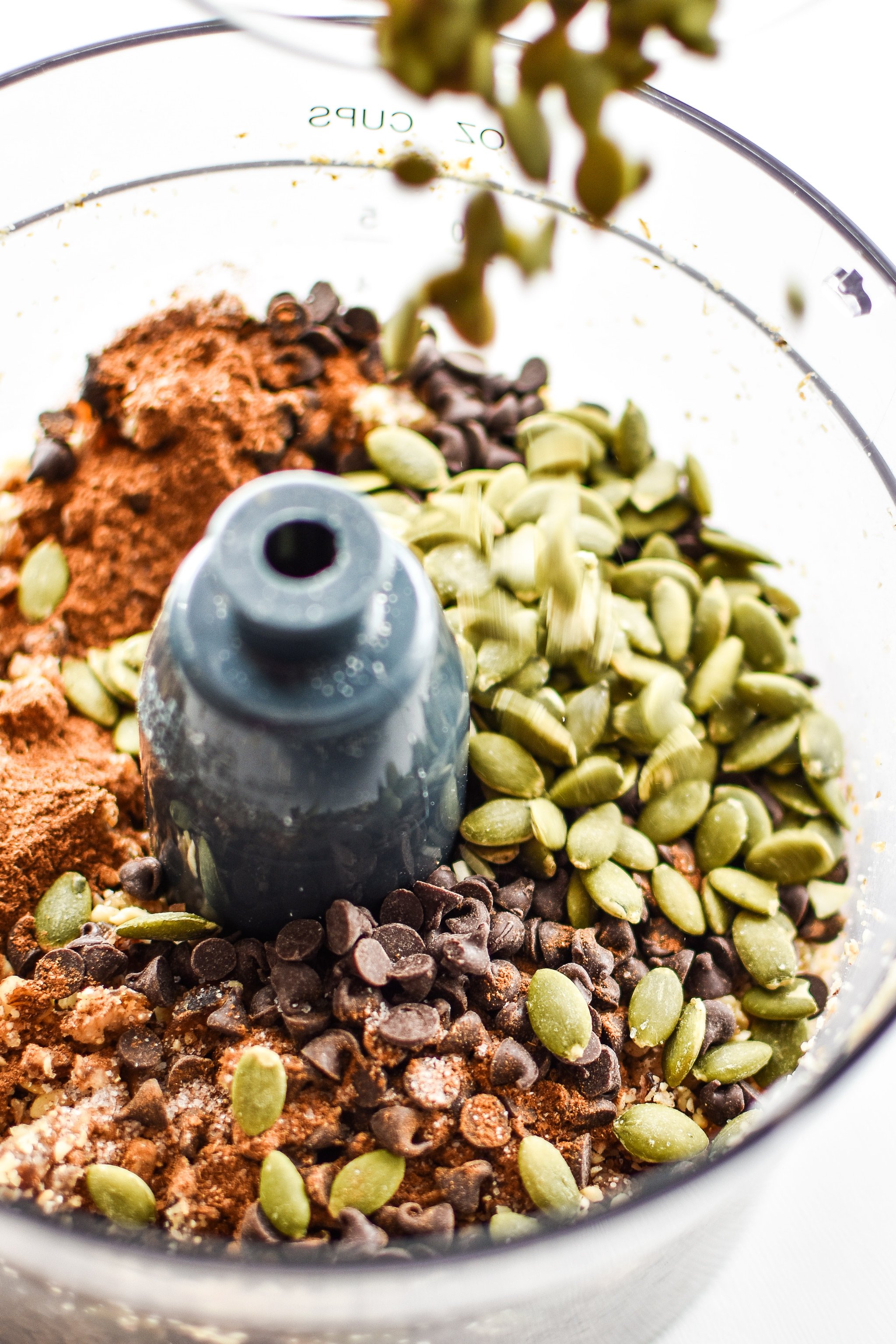 No-Bake Pumpkin Spice Date Nut Bars - Naturally sweetened with dates and full of pumpkin seeds! Homemade bars with that pumpkin spice life! - pmp.local