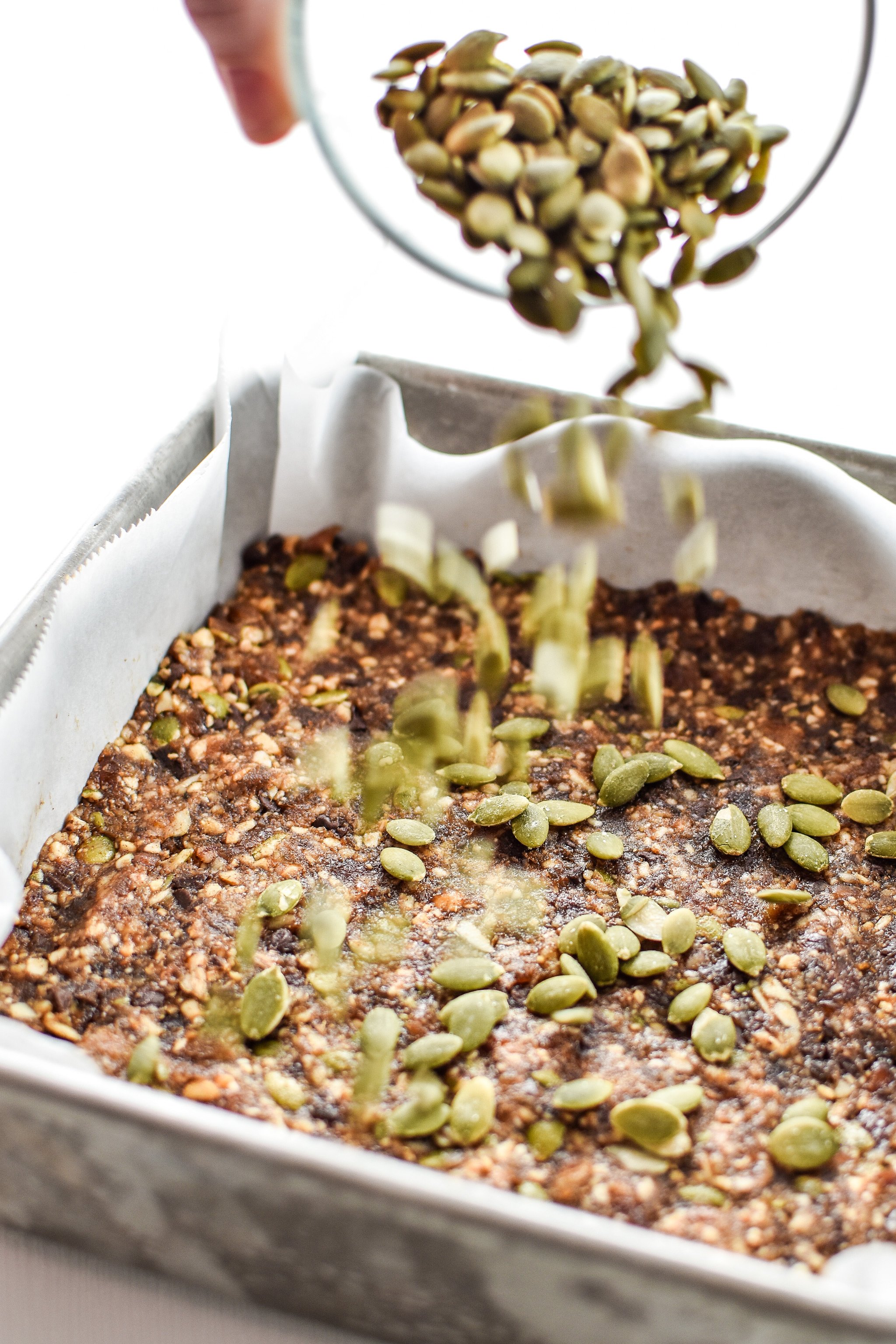 No-Bake Pumpkin Spice Date Nut Bars - Naturally sweetened with dates and full of pumpkin seeds! Homemade bars with that pumpkin spice life! - pmp.local