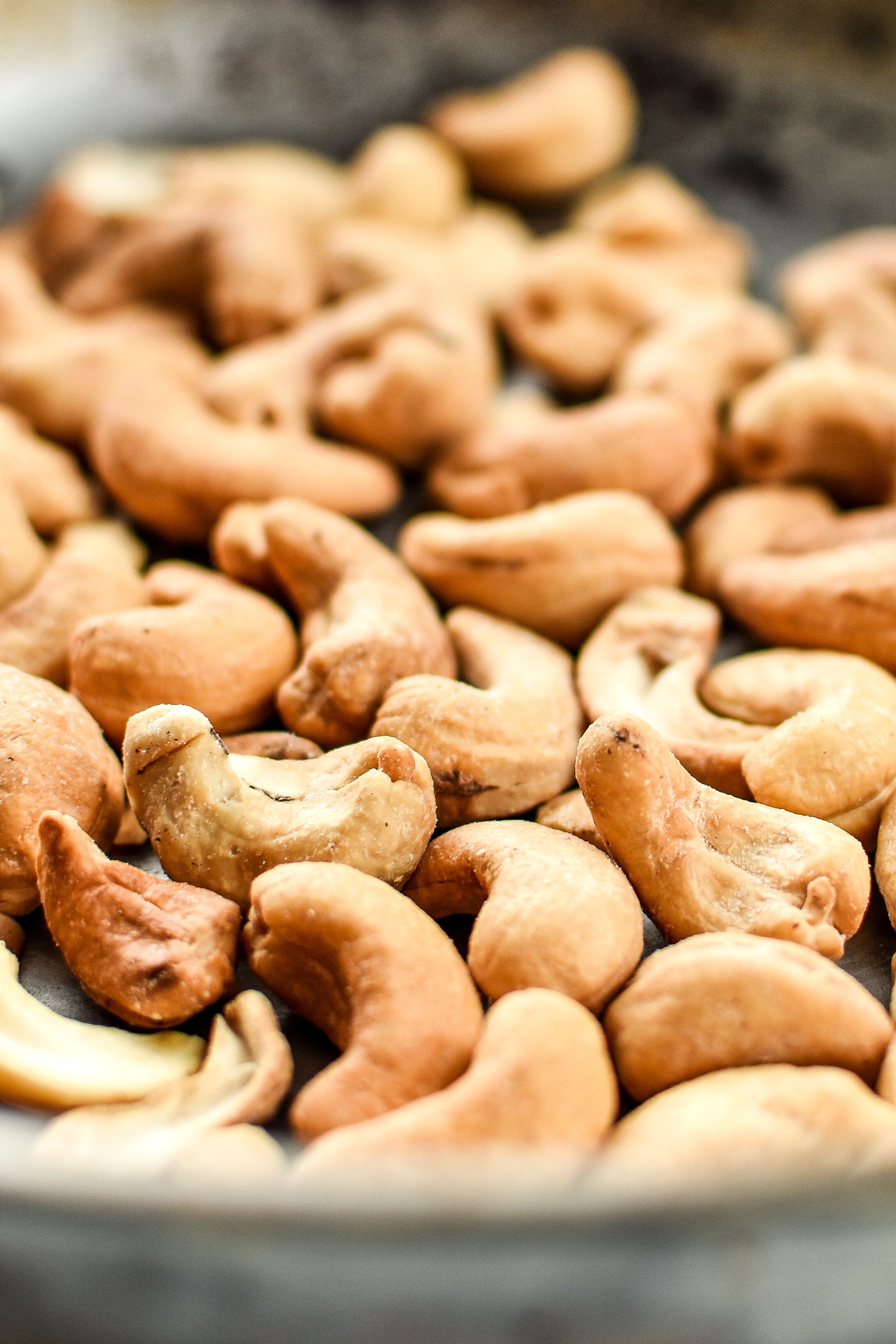 Easy Cashew Chicken Meal Prep - Toasted cashews, snow peas, carrots and juicy chicken in a garlicky cashew sauce - pair with rice for a super simple take-out style meal prep! - pmp.local