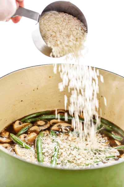 One-pot, no chopping veggies, and done in about 35 minutes. This One-Pot Pesto Chicken and Rice is the perfect idea if you're short on dinner prep time. - pmp.local