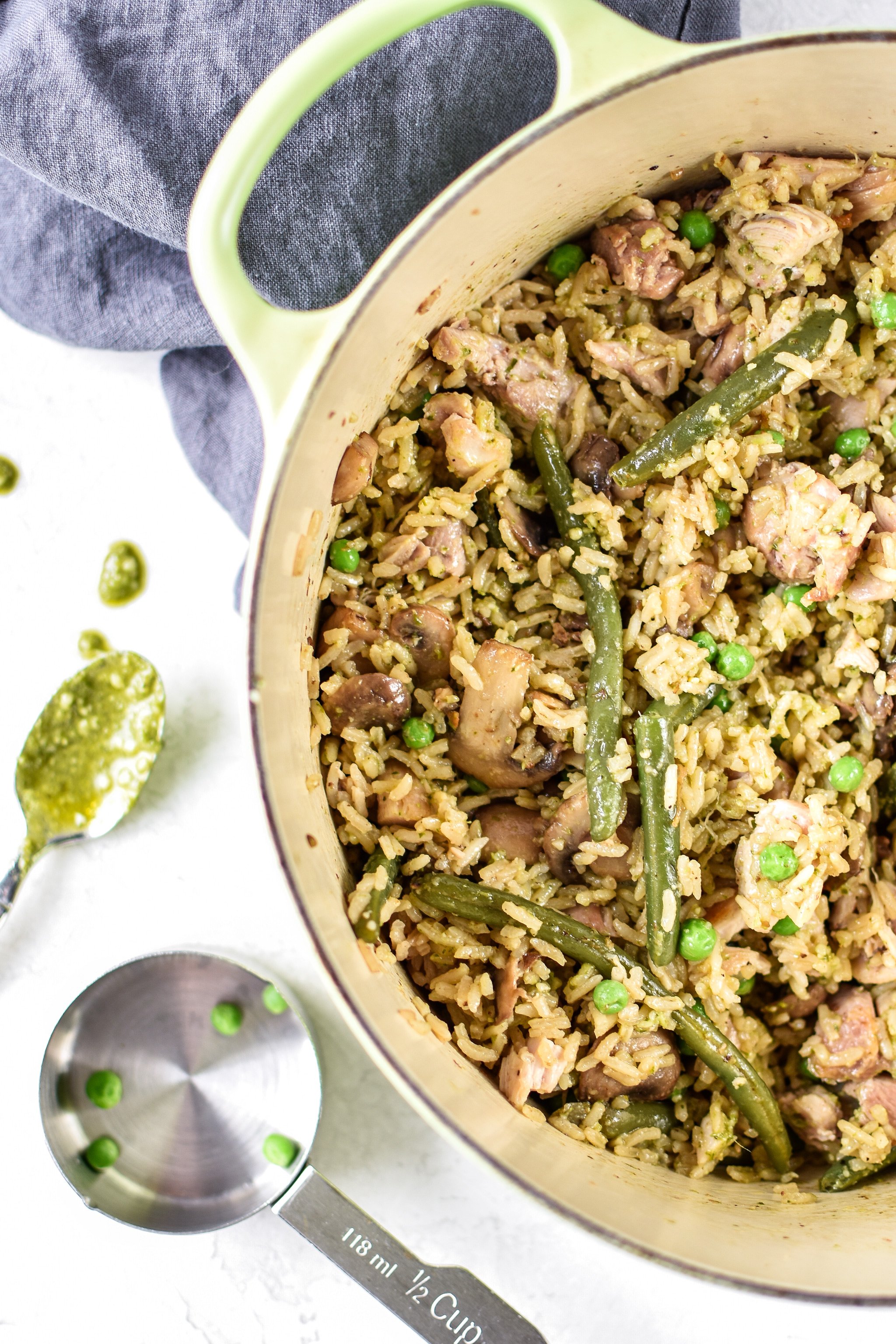 One-pot, no chopping veggies, and done in about 35 minutes. This One-Pot Pesto Chicken and Rice is the perfect idea if you're short on dinner prep time. - pmp.local