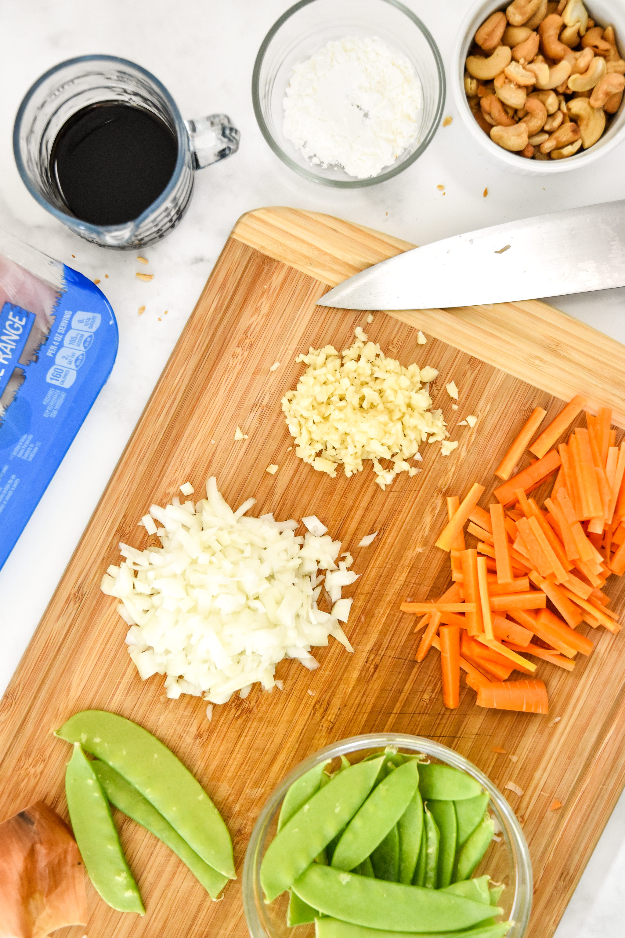 prep and ingredients including veggies for the easy cashew chicken meal prep.
