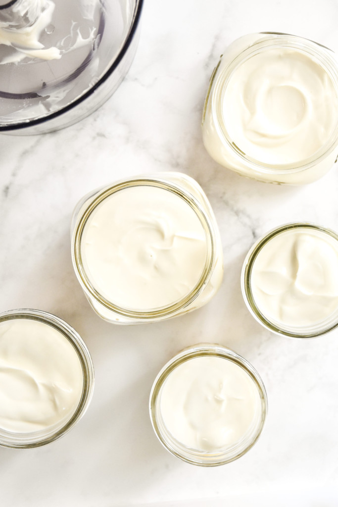 five jars with no-bake cheesecake greek yogurt cups filling.