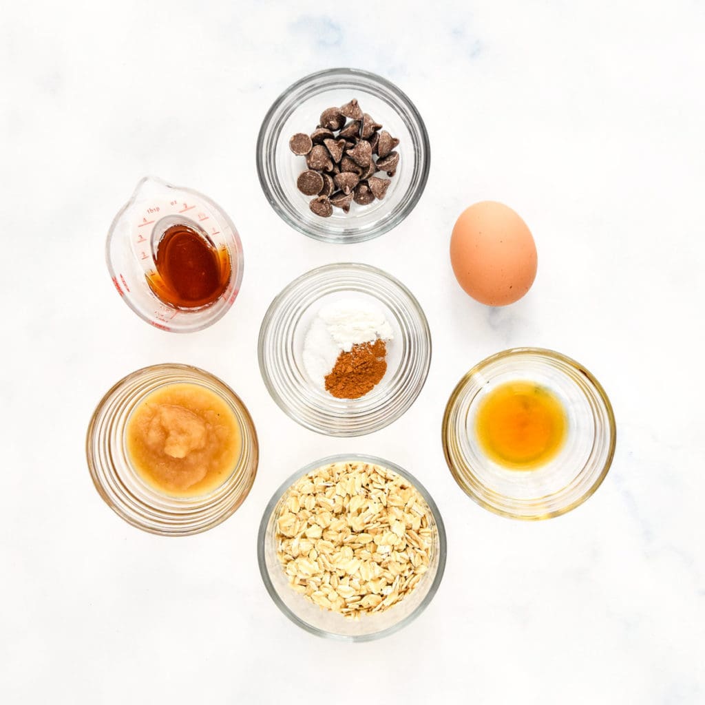 ingredients required to make individual air fryer baked oats.