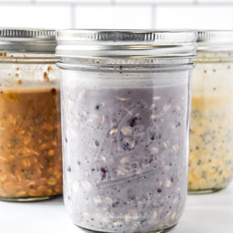 3 glass mason jars of overnight oats with lids on.