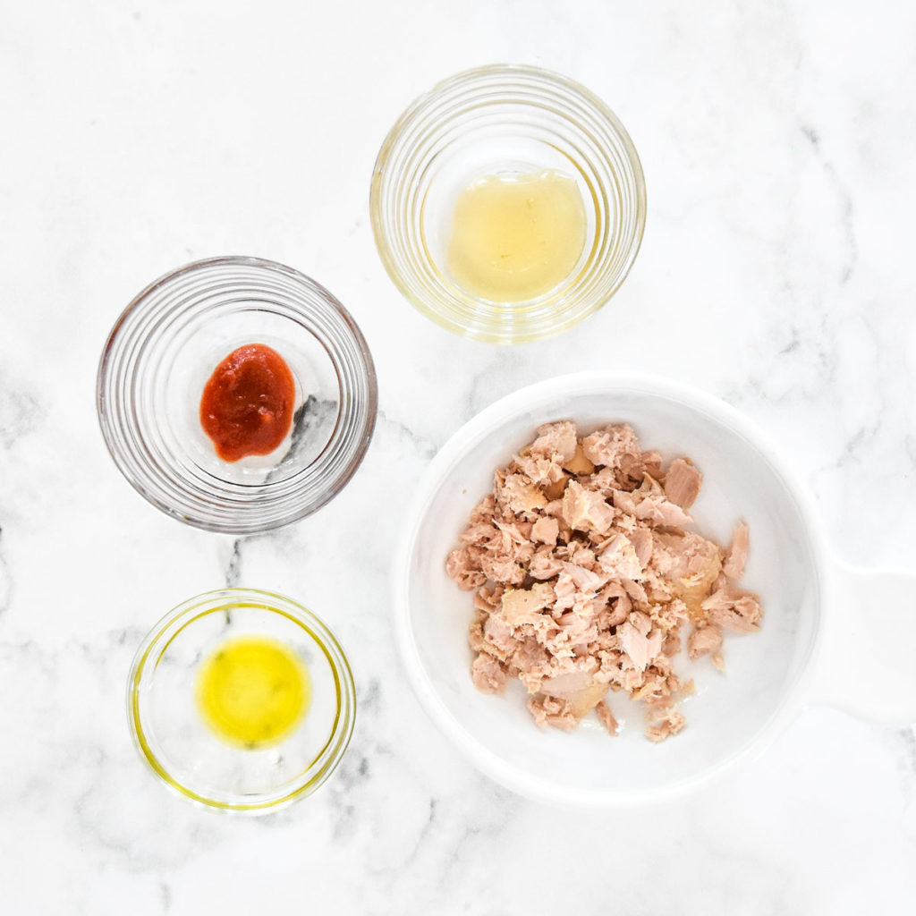 ingredients required to make the sweet heat flavored tuna packet with sriracha and honey.